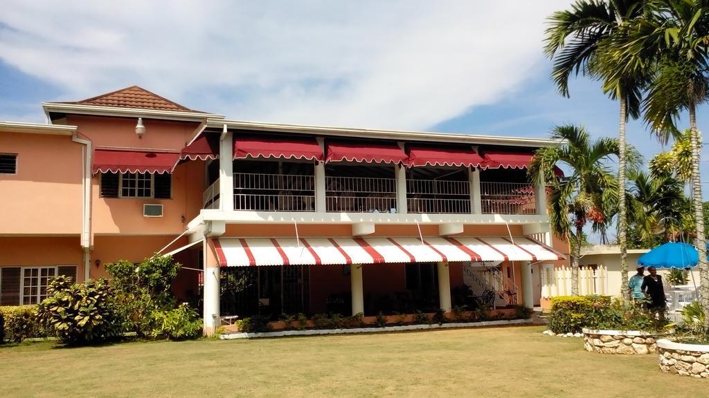 Silver Creek Resort Runaway Bay Exterior photo