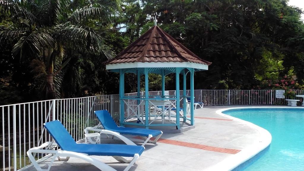 Silver Creek Resort Runaway Bay Exterior photo