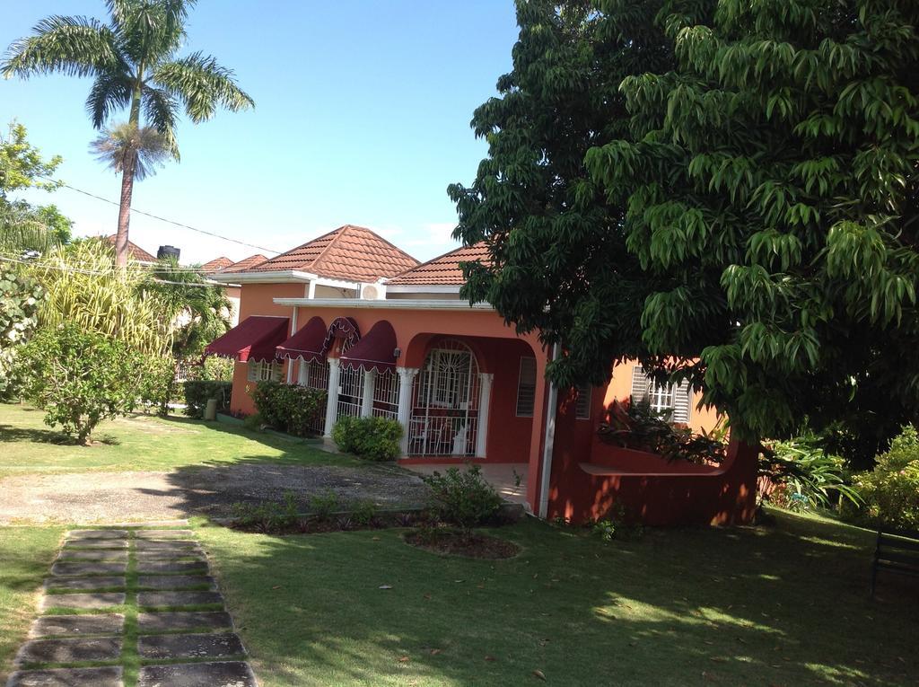 Silver Creek Resort Runaway Bay Exterior photo