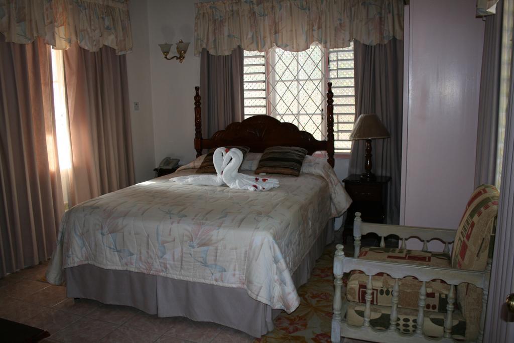 Silver Creek Resort Runaway Bay Exterior photo